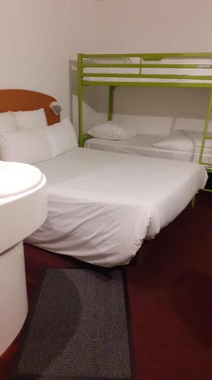 Quick Palace Nantes La Beaujoire Dış mekan fotoğraf A bed with a mattress